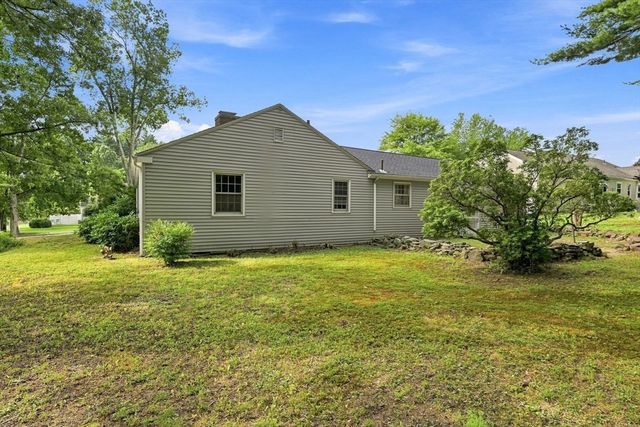 92 Oak Hollow Rd, Springfield, MA 01128