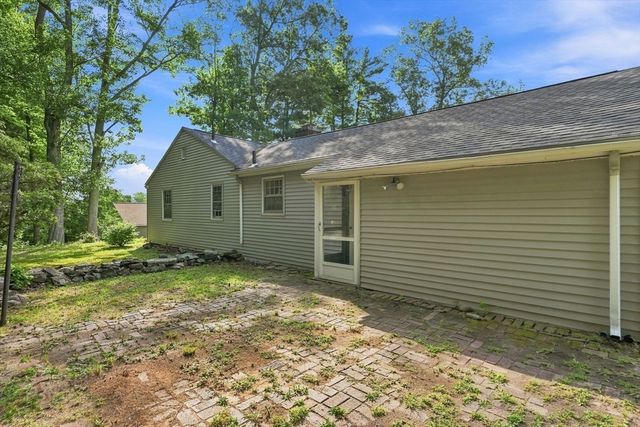 92 Oak Hollow Rd, Springfield, MA 01128