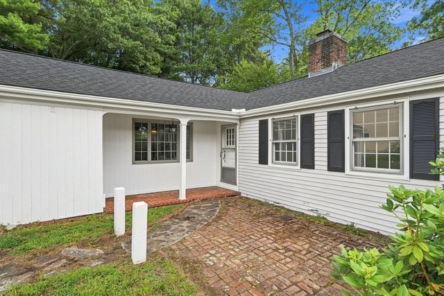 92 Oak Hollow Rd, Springfield, MA 01128