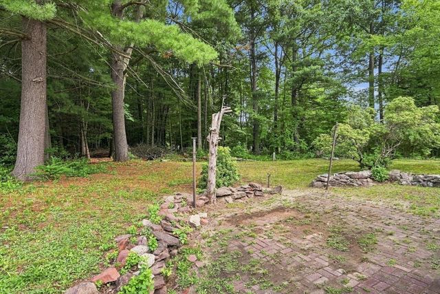 92 Oak Hollow Rd, Springfield, MA 01128