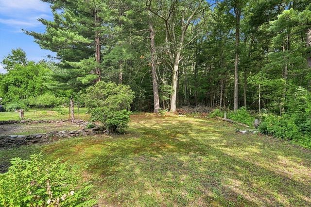 92 Oak Hollow Rd, Springfield, MA 01128