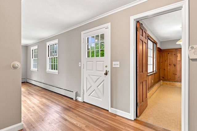 92 Oak Hollow Rd, Springfield, MA 01128