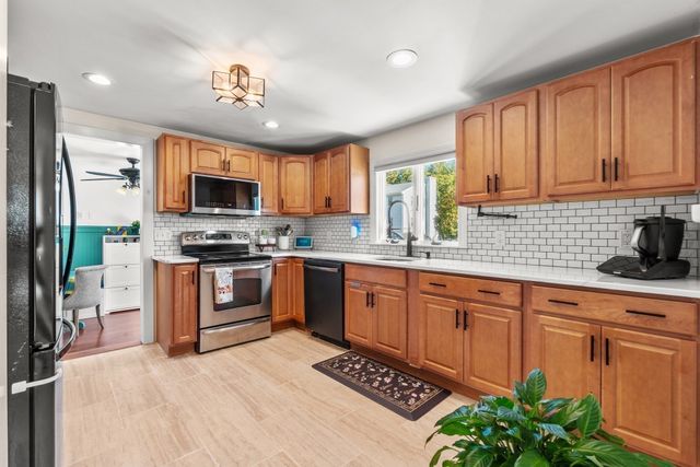 36 Oakdale Road, Wilmington, MA 01887