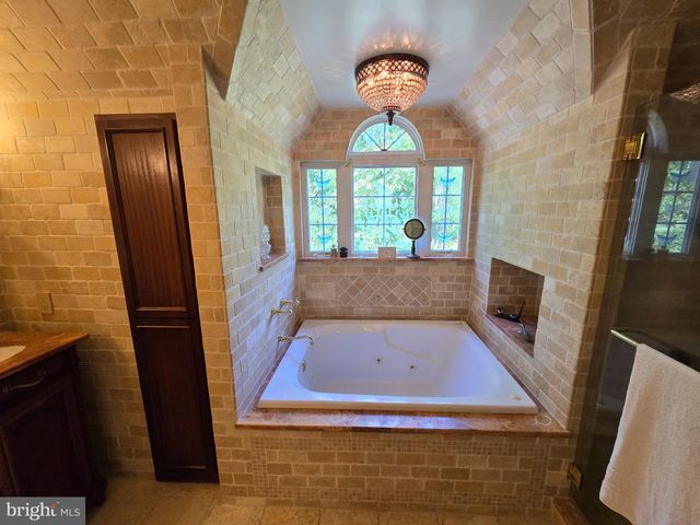 112 BEACON HILL RD, Morganville, NJ 07751