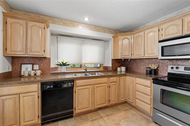 1451 Dover Bay Drive, Clive, IA 50325