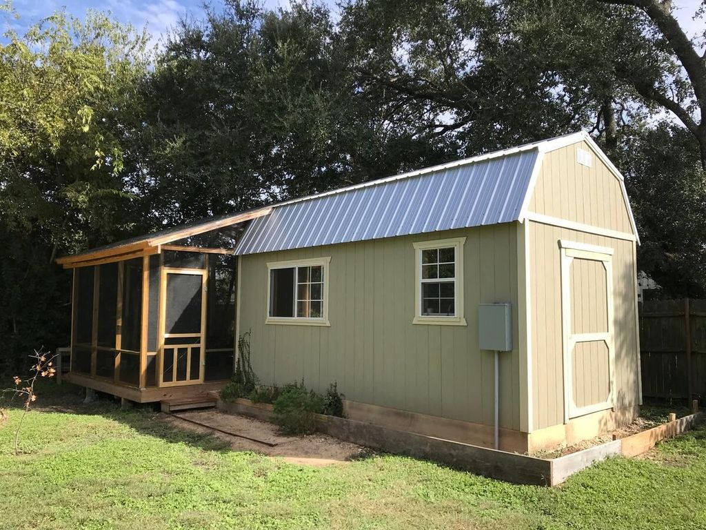 740 Trinity ST Backyard Studio Apt, Lockhart, TX 78644
