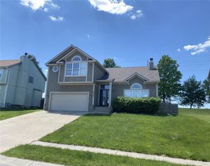 5333 NE Holiday Drive, Lee's Summit, MO 64064