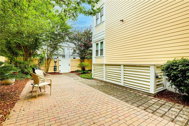 305 E Bolton Street 201, Savannah, GA 31401