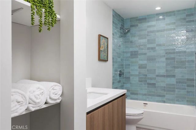 2822 Rowena Avenue B, Los Angeles, CA 90039