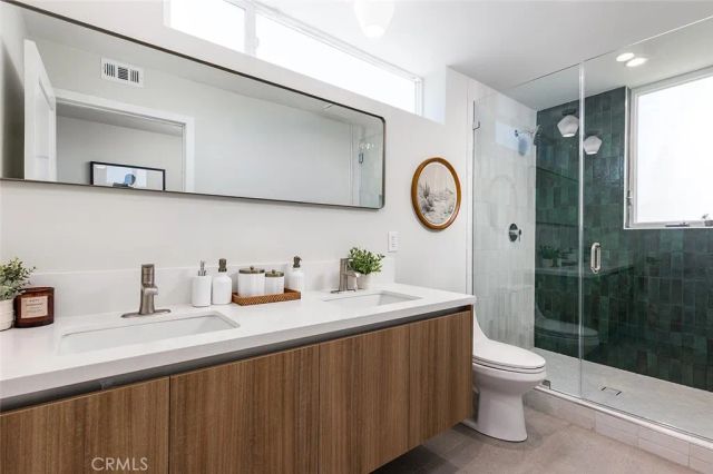2822 Rowena Avenue B, Los Angeles, CA 90039