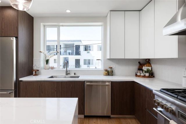 2822 Rowena Avenue B, Los Angeles, CA 90039