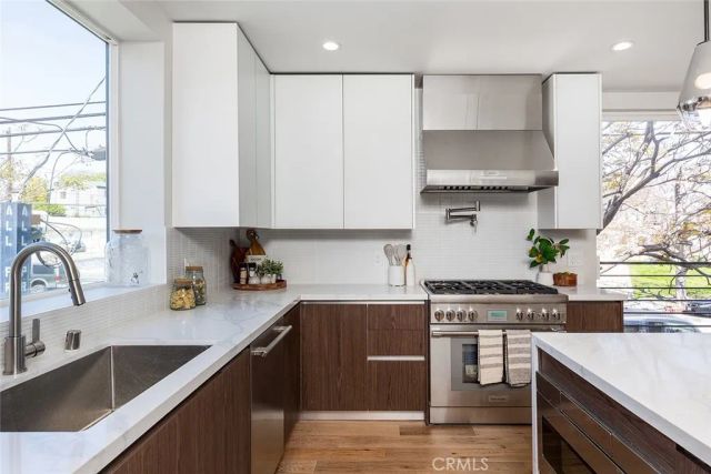 2822 Rowena Avenue B, Los Angeles, CA 90039