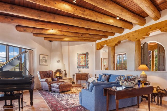 81 W Calle Ventoso, Santa Fe, NM 87506