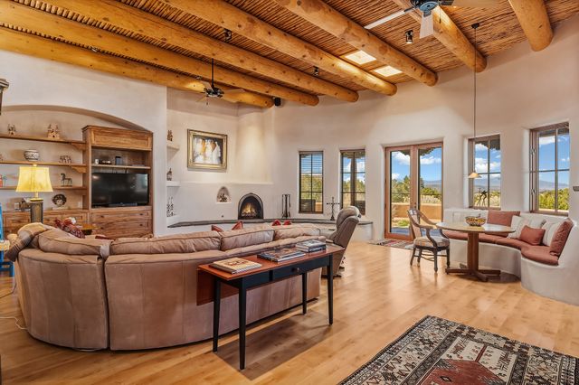 81 W Calle Ventoso, Santa Fe, NM 87506