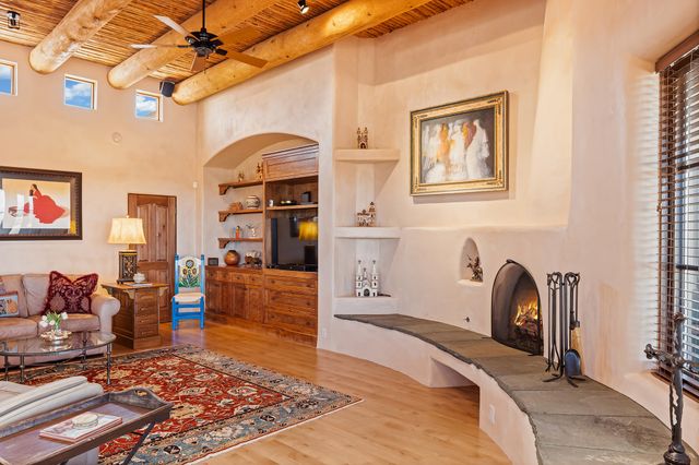 81 W Calle Ventoso, Santa Fe, NM 87506