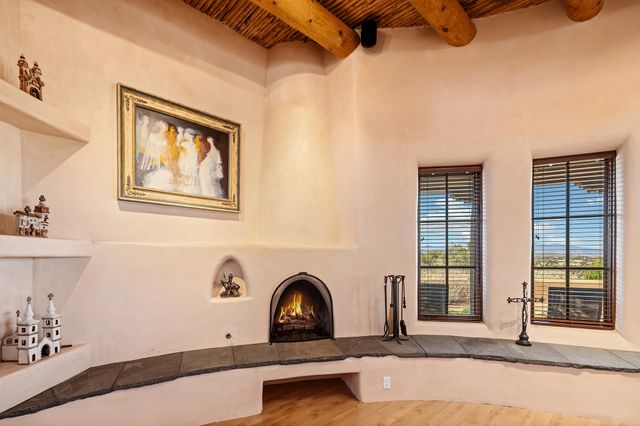 81 W Calle Ventoso, Santa Fe, NM 87506