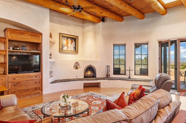81 W Calle Ventoso, Santa Fe, NM 87506