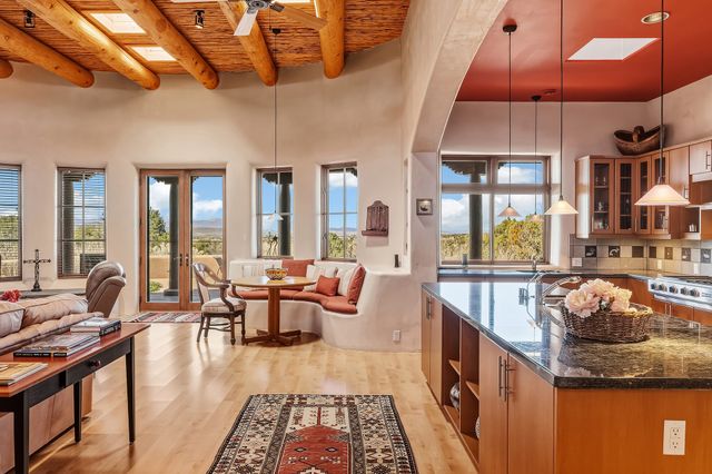 81 W Calle Ventoso, Santa Fe, NM 87506