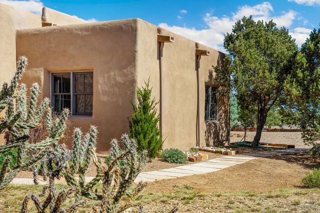 81 W Calle Ventoso, Santa Fe, NM 87506