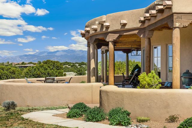 81 W Calle Ventoso, Santa Fe, NM 87506