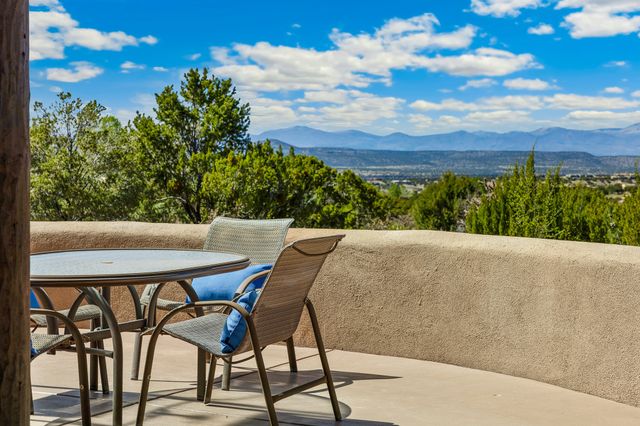 81 W Calle Ventoso, Santa Fe, NM 87506