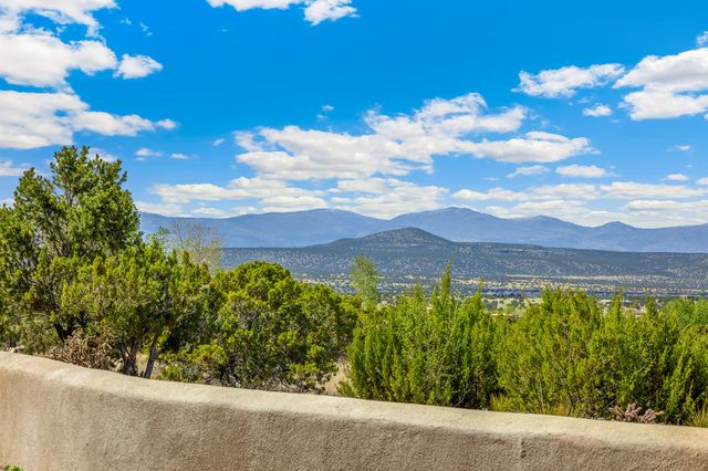 81 W Calle Ventoso, Santa Fe, NM 87506