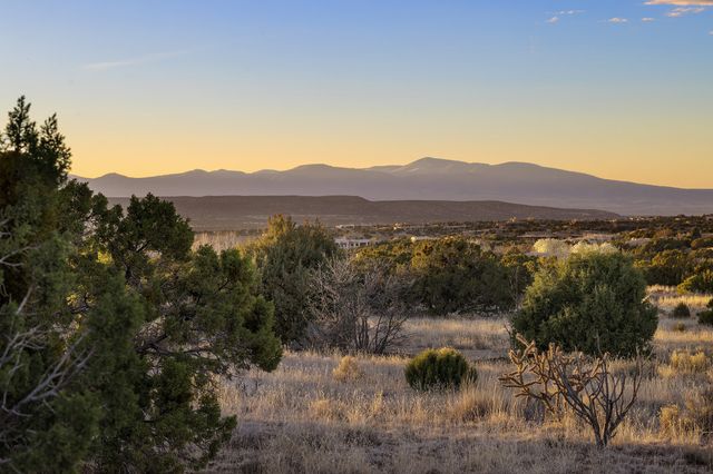 81 W Calle Ventoso, Santa Fe, NM 87506
