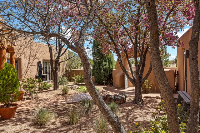 81 W Calle Ventoso, Santa Fe, NM 87506