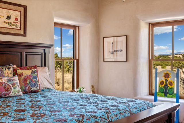 81 W Calle Ventoso, Santa Fe, NM 87506