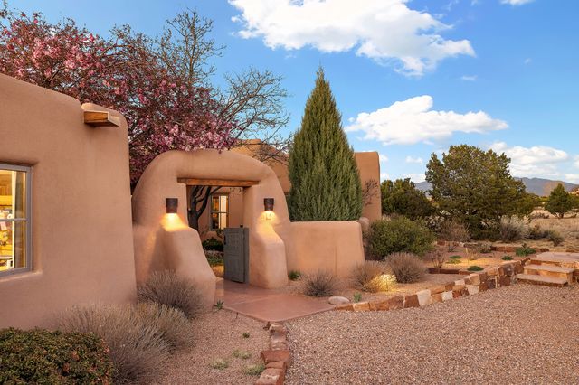 81 W Calle Ventoso, Santa Fe, NM 87506