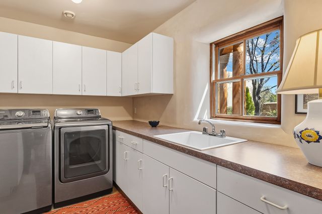 81 W Calle Ventoso, Santa Fe, NM 87506