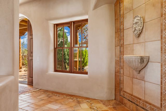 81 W Calle Ventoso, Santa Fe, NM 87506