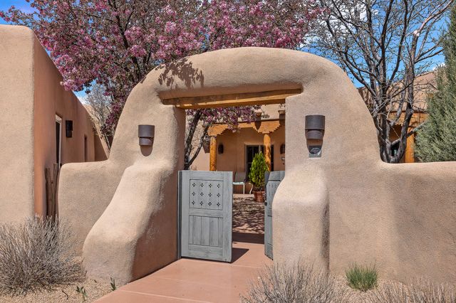 81 W Calle Ventoso, Santa Fe, NM 87506