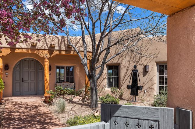 81 W Calle Ventoso, Santa Fe, NM 87506