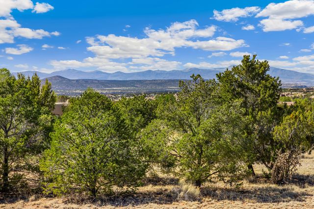 81 W Calle Ventoso, Santa Fe, NM 87506