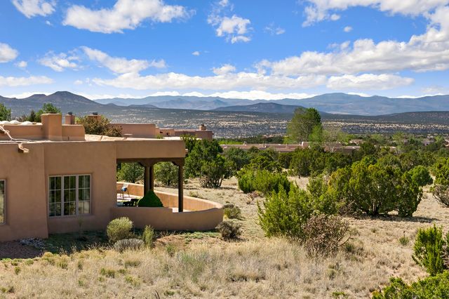 81 W Calle Ventoso, Santa Fe, NM 87506