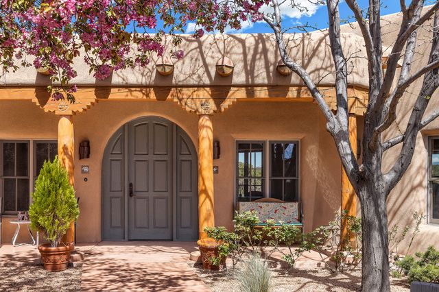81 W Calle Ventoso, Santa Fe, NM 87506