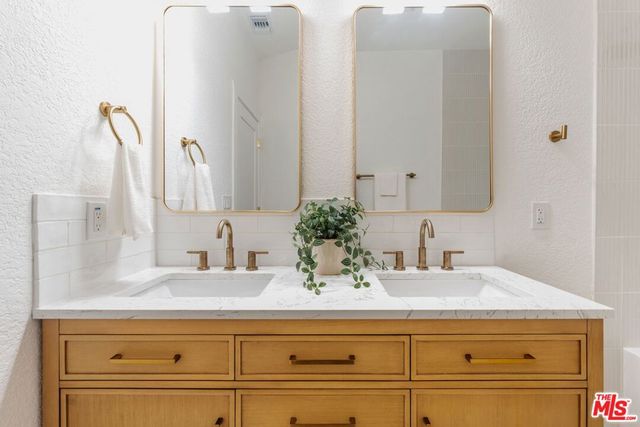 1317 W 48th Street, Los Angeles, CA 90037