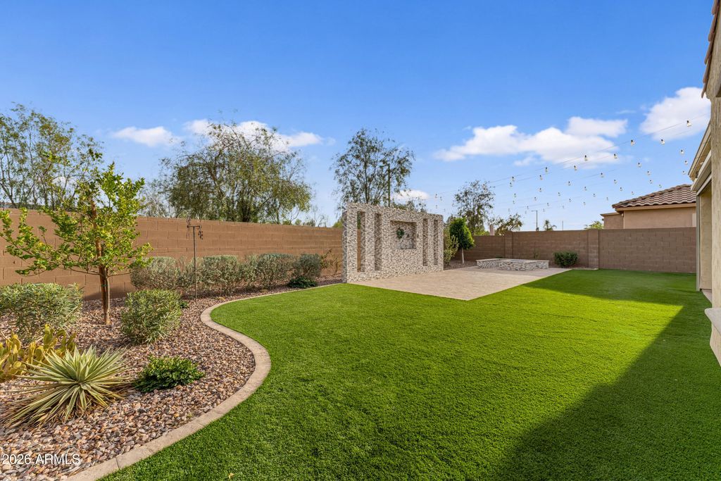 Image 9 of property listing at 7369 W CACTUS WREN Way, Florence, AZ 85132