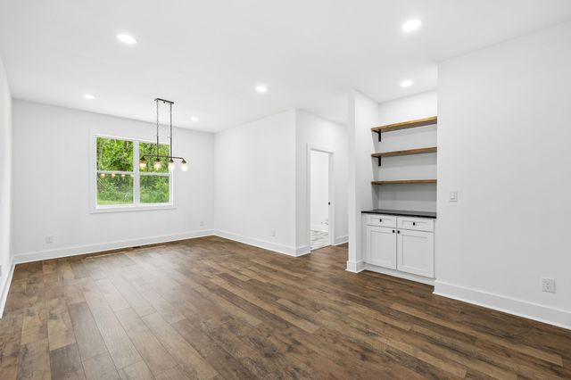 1198 Rogues Fork Rd, Bethpage, TN 37022