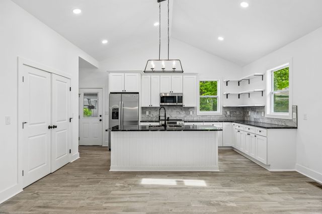 1198 Rogues Fork Rd, Bethpage, TN 37022