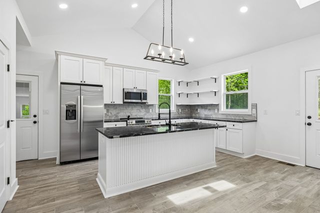 1198 Rogues Fork Rd, Bethpage, TN 37022