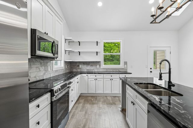 1198 Rogues Fork Rd, Bethpage, TN 37022