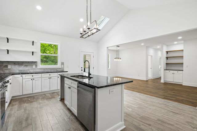 1198 Rogues Fork Rd, Bethpage, TN 37022
