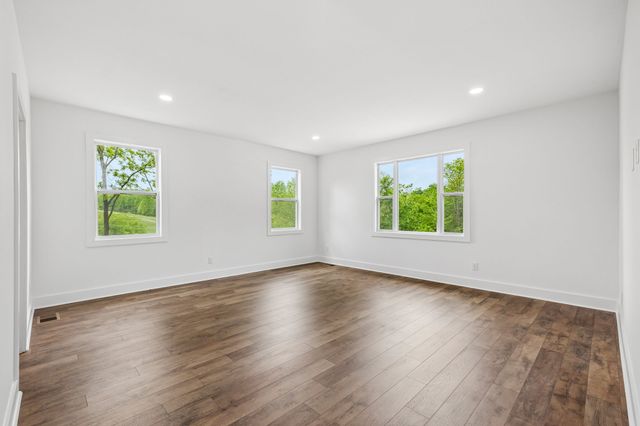 1198 Rogues Fork Rd, Bethpage, TN 37022