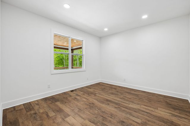 1198 Rogues Fork Rd, Bethpage, TN 37022