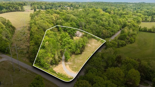 1198 Rogues Fork Rd, Bethpage, TN 37022