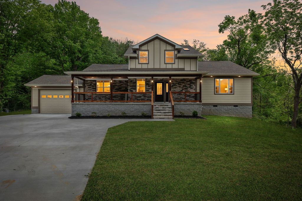 1198 Rogues Fork Rd, Bethpage, TN 37022