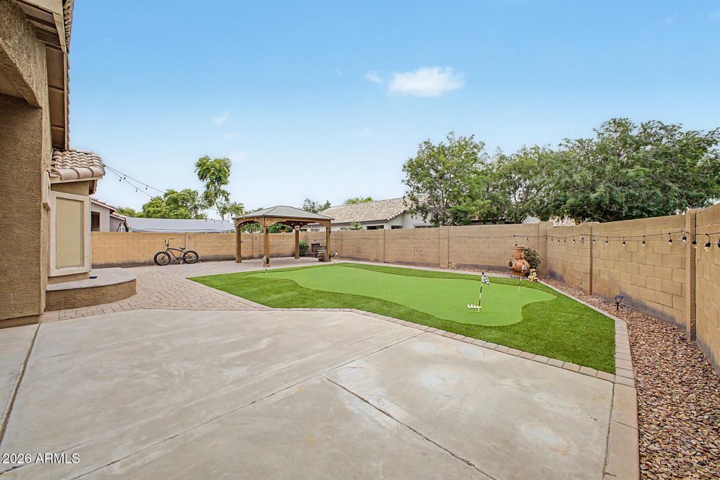 Image 16 of property listing at 3303 E WOODSIDE Way, Gilbert, AZ 85297