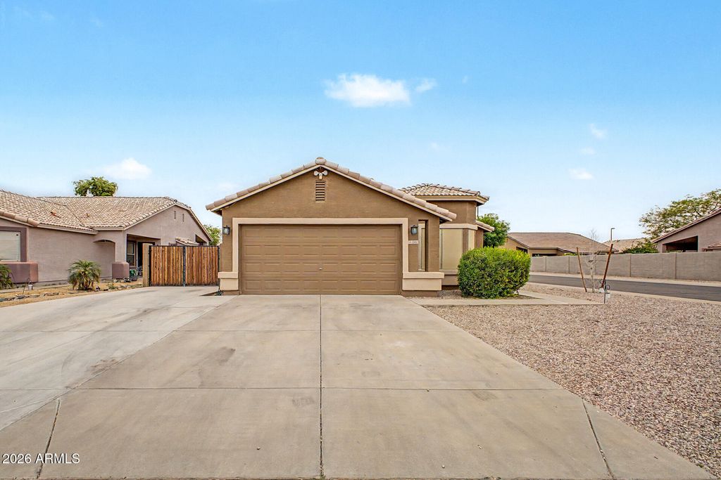 Image 2 of property listing at 3303 E WOODSIDE Way, Gilbert, AZ 85297